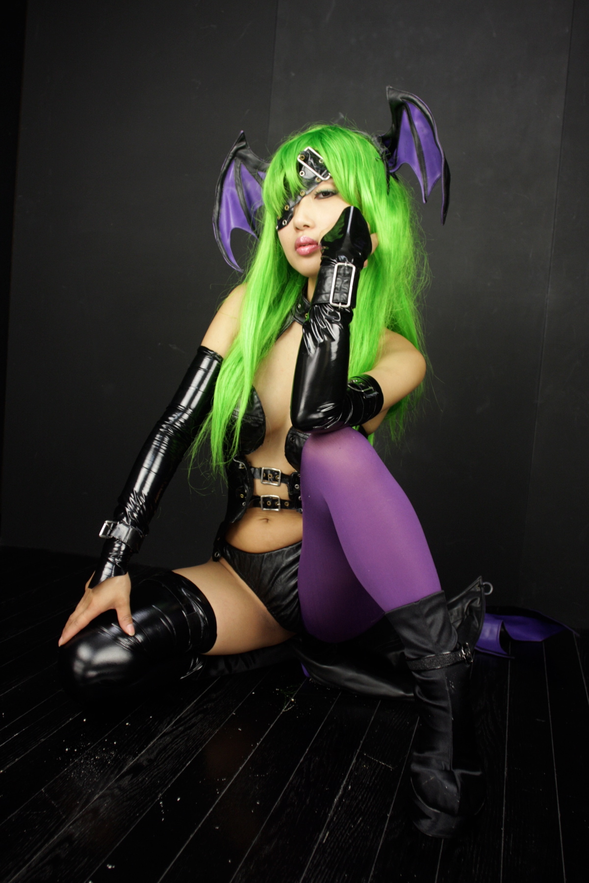 [Cosplay]  Darkstalkers  Morrigan with great body in latex